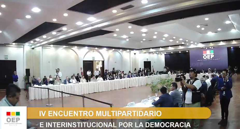 Arce advierte que la democracia está en riesgo y llama a cumplir compromisos para asegurar las elecciones