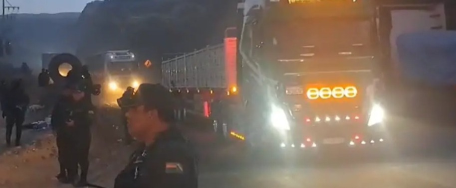 Desbloqueo en la ruta Cochabamba-La Paz restablece tránsito y gradual abastecimiento de alimentos y combustible