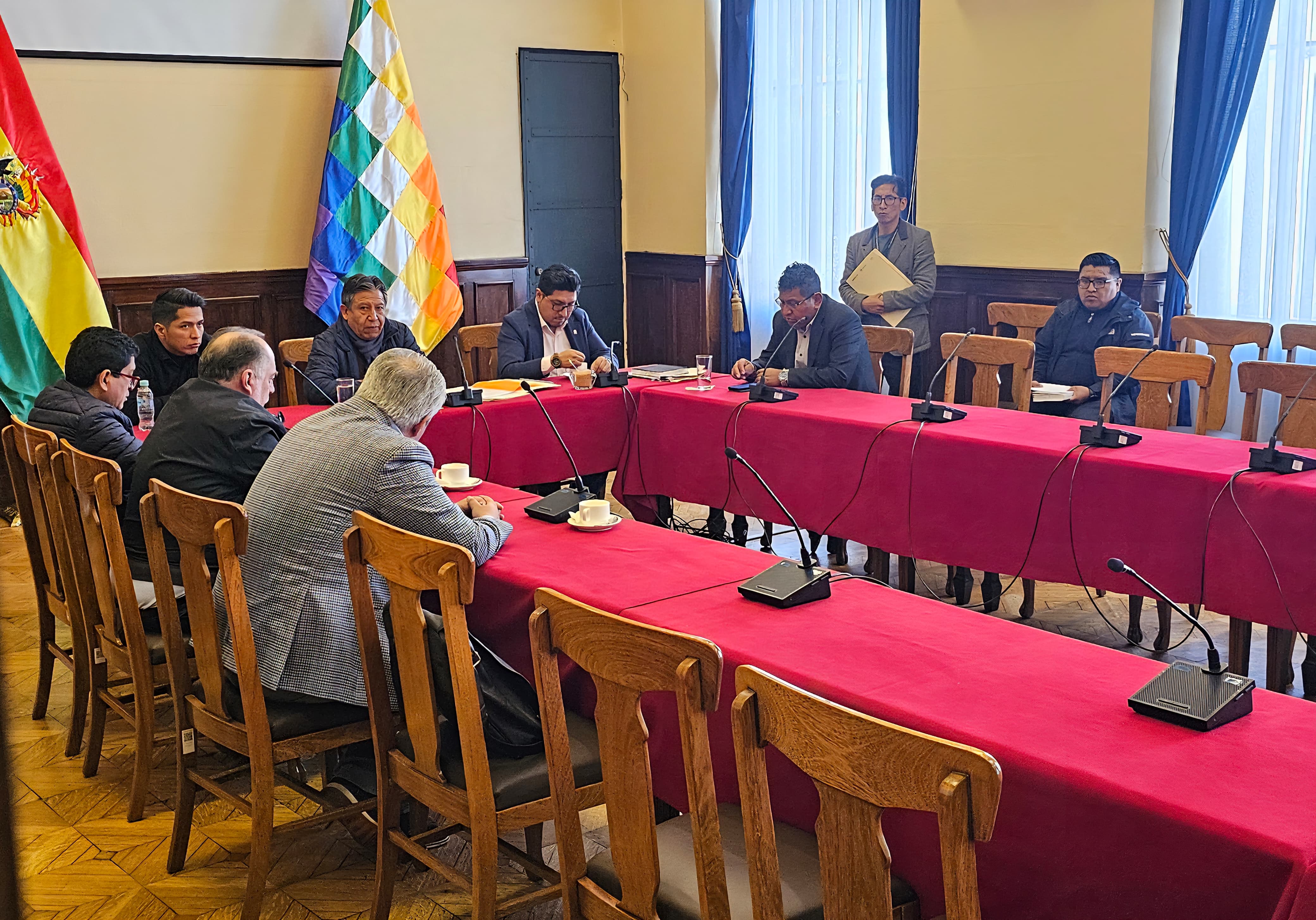 Comisión técnica del Legislativo cita a ministros del área económica por créditos externos