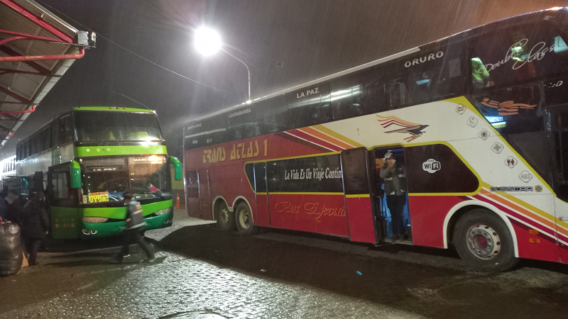 Salidas a Cochabamba desde la Terminal de Buses de La Paz se restablecen tras desbloqueo de la vía troncal