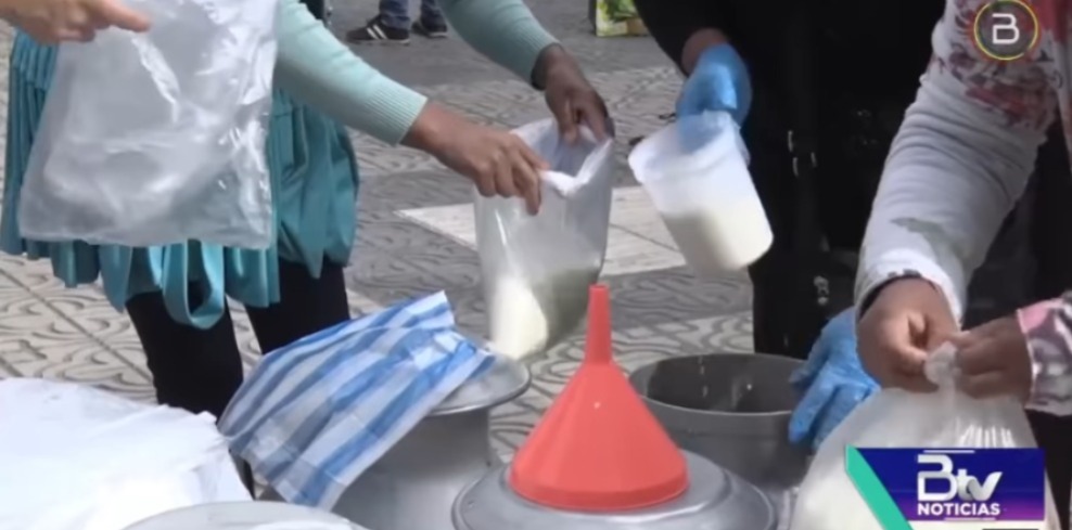 En Cochabamba lecheros venden al consumidor el litro a precio del productor ante el bloqueo evista 