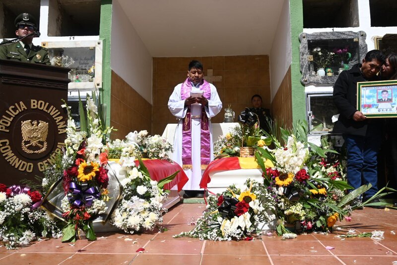 Policía rinde homenaje a los 4 efectivos asesinados por evistas en operativos de desbloqueo