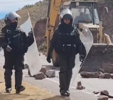 Policías y militares avanzan en el despeje de la ruta Cochabamba–Santa Cruz 