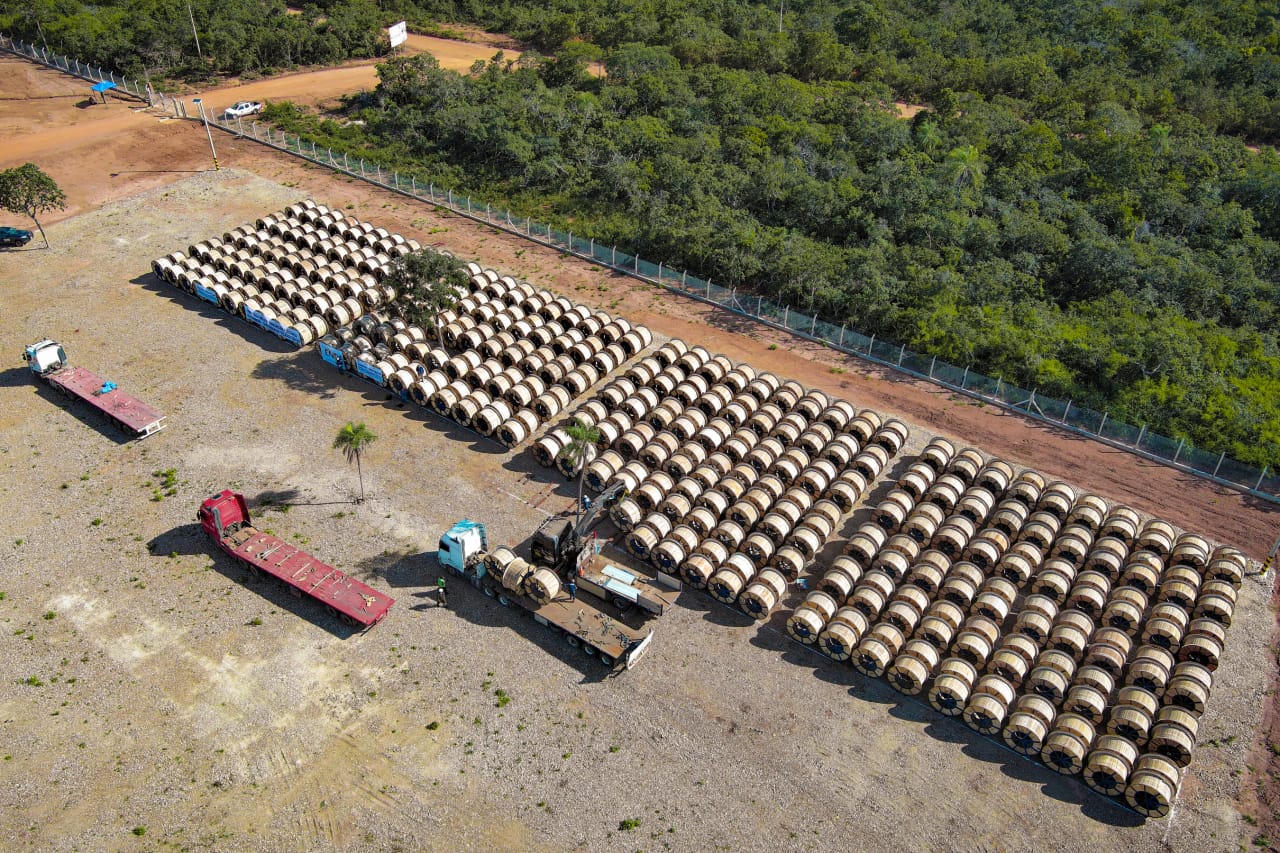Continúa arribo de equipamiento para construir la línea eléctrica que conectará San Ignacio de Velasco al SIN