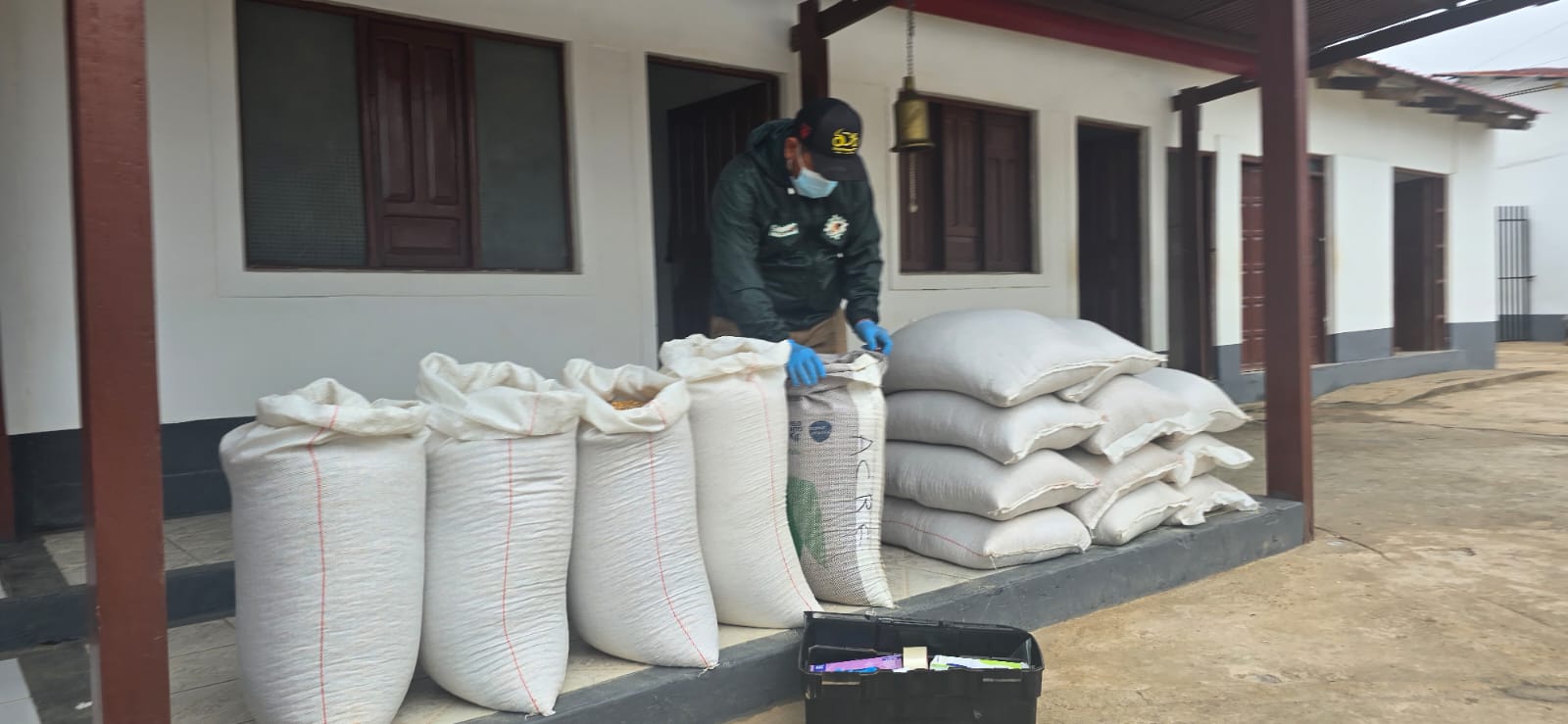 Operativos anticontrabando incautan maíz, cigarrillo, rollos de tela y ropa usada en Cochabamba y Pando