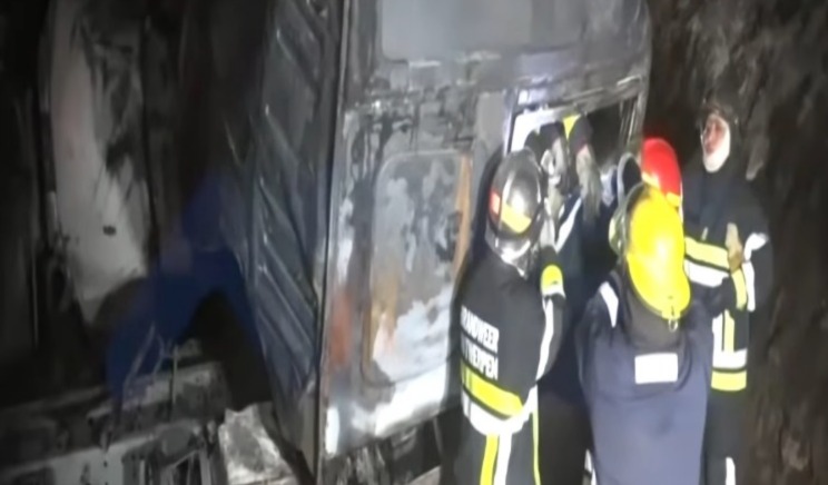 Mueren conductores del cisterna y camión que chocaron en Cochabamba, no pudieron ser identificados