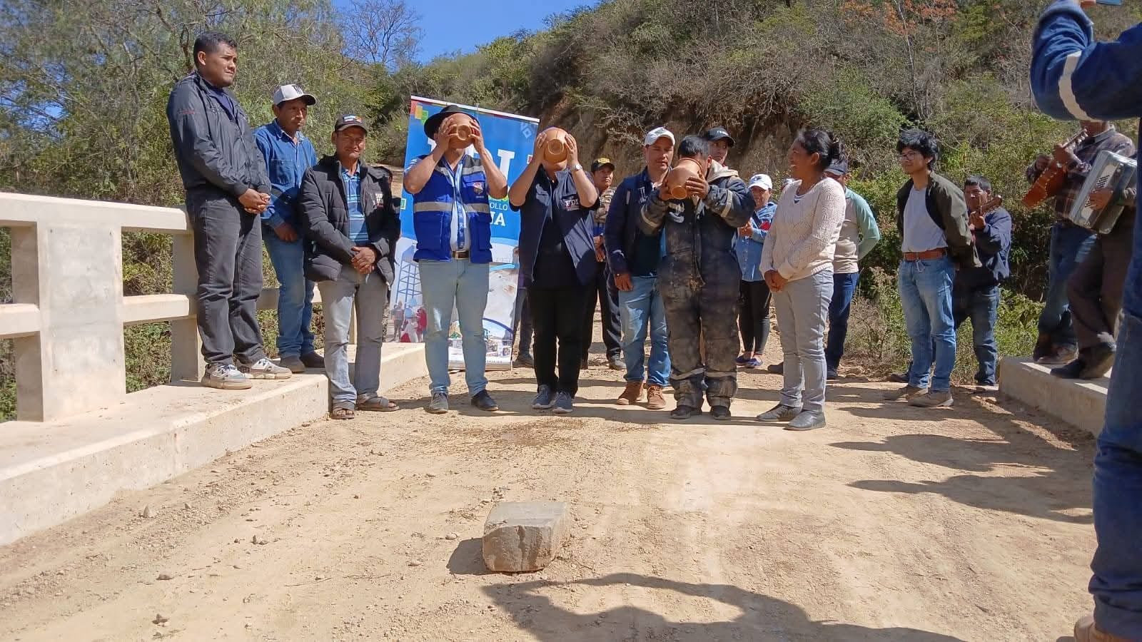 Entregan tres puentes en Comarapa para el desarrollo productivo