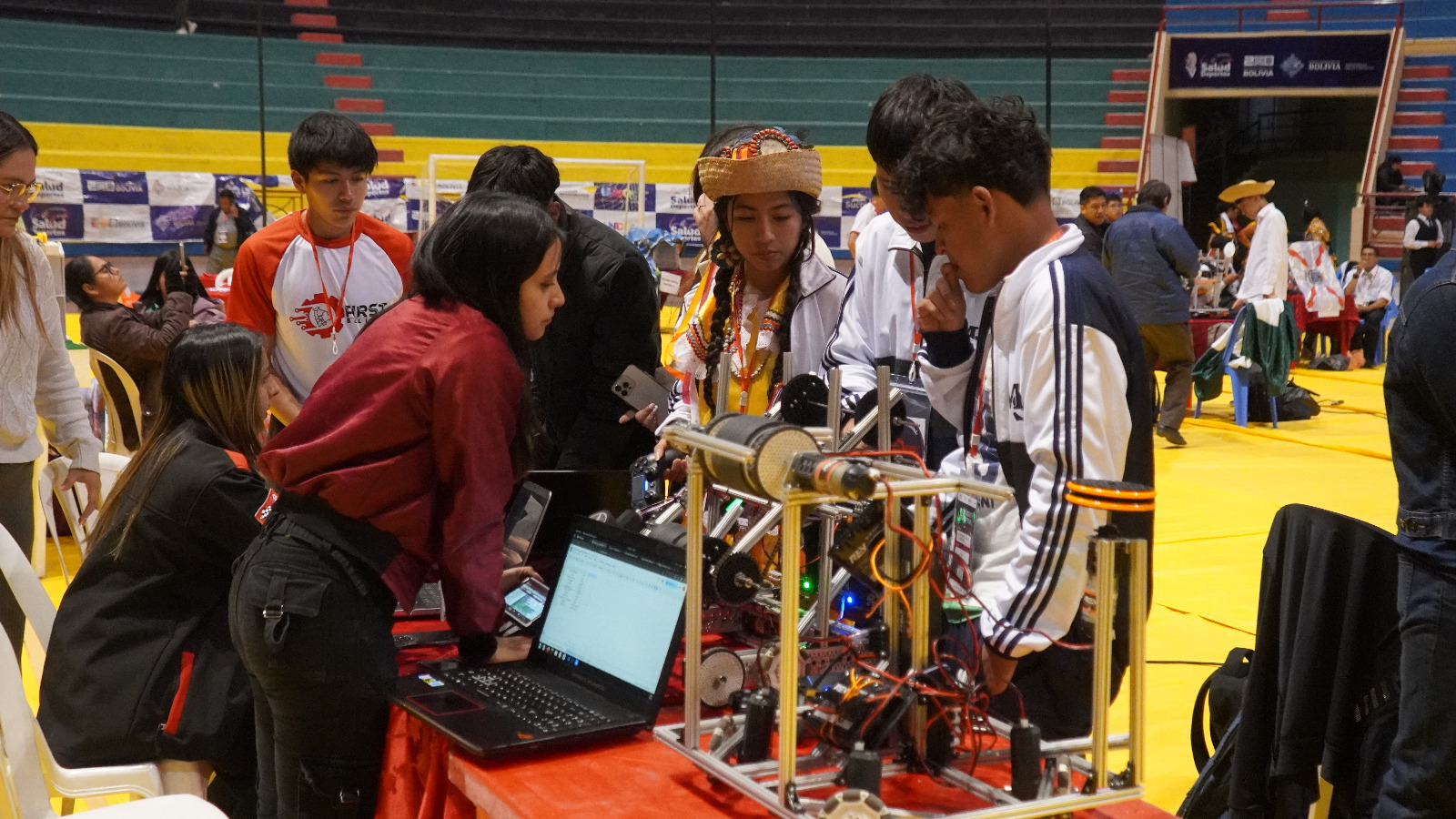 ENDE apoya concurso de construcción y programación de robots rumbo al First Global Challenge