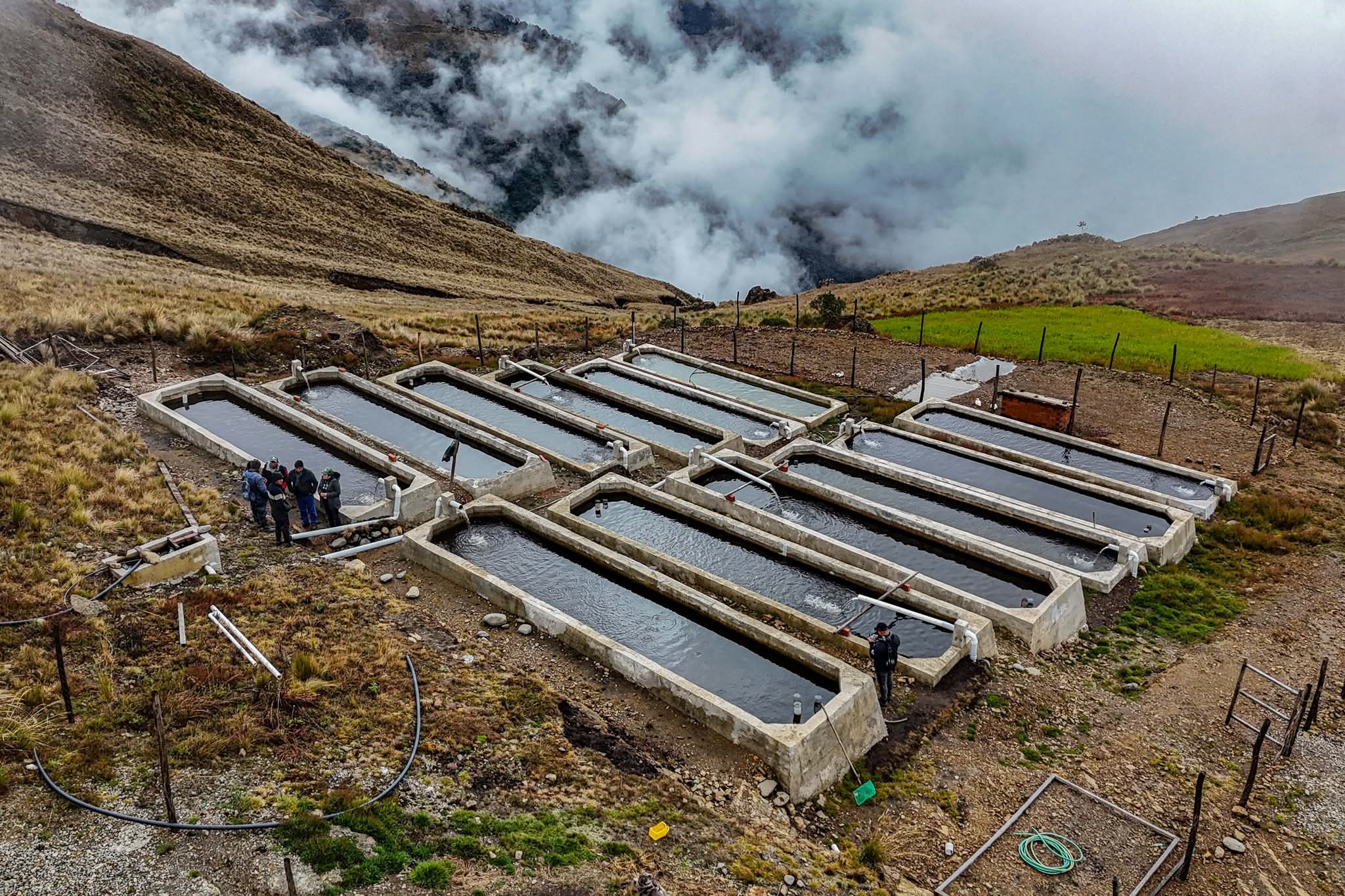 En Tiraque entregan 12 estanques de mampostería equipados para la crianza de trucha