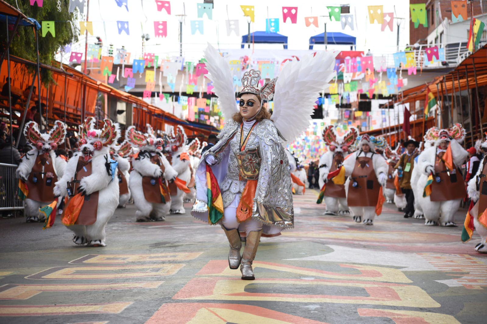 Miles de visitantes nacionales y extranjeros disfrutan de la entrada del Carnaval del Bicentenario en Oruro