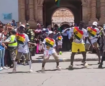 Integrantes de Nansana Kids llegan a Sucre y degustan el chicharrón de llama