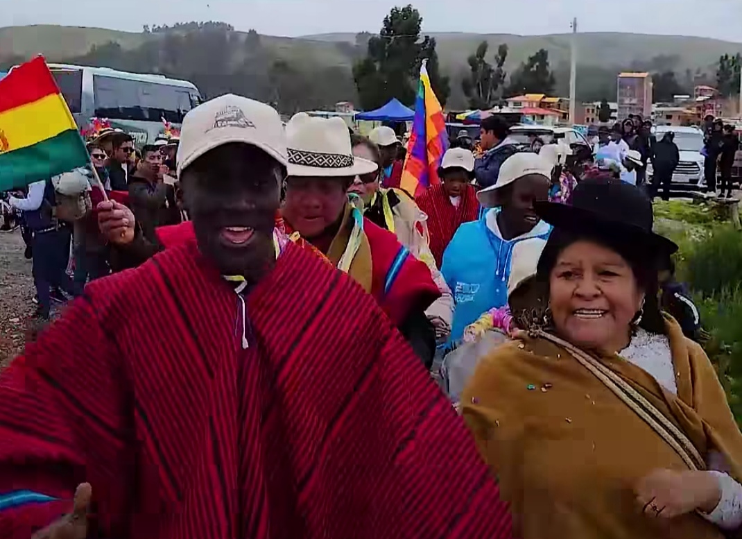 Nansana Kids viajó al lago Titicaca y recibió el cariño de pobladores de Huatajata