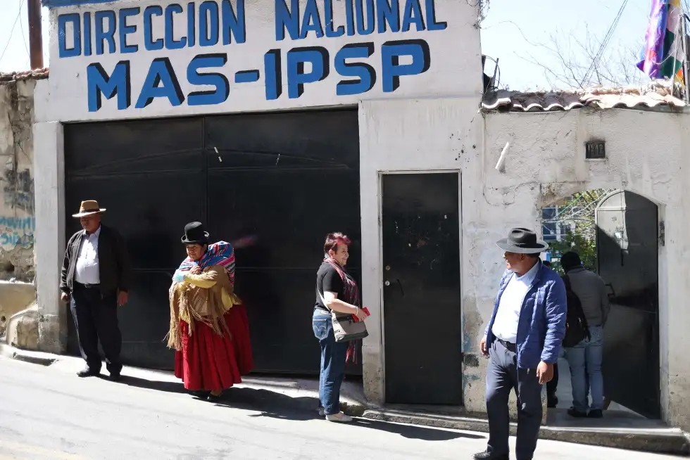 Entrada de la sede nacional del Movimiento Al Socialismo (MAS), en La Paz. Foto: EFE/ Luis Gandarillas