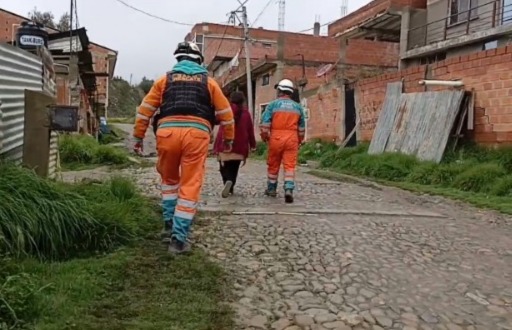 Deslizamiento afecta a 8 manzanos en Codavisa, evacuan a familias y cercan zona ante peligro