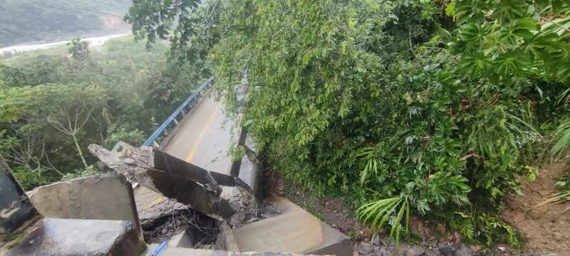 ABC trabaja en habilitación de otro desvío hacía Caranavi tras que transportistas rechazaron ruta por ribera del río