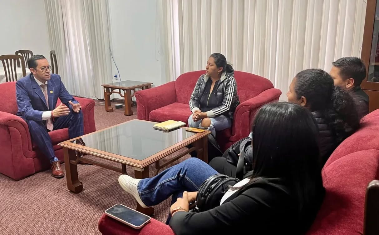 Reunión entre el fiscal departamental del Chuquisaca, Mauricio Nava y el gobierno municipal de Villa Vaca Guzmán. Foto: FGE