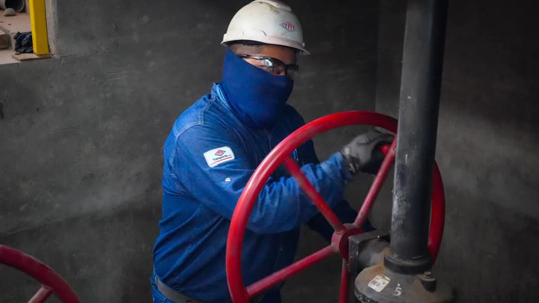 Tras descarga en Arica, desde este domingo distribuirán más de 4,3 millones de litros de gasolina y diésel en Bolivia