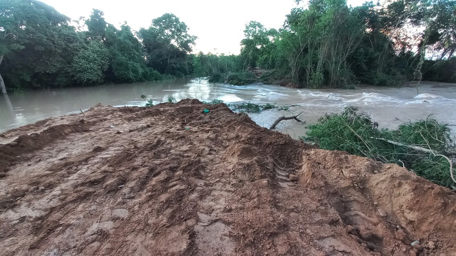 Refuerzan trabajos para la contención de desbordes en Pailón