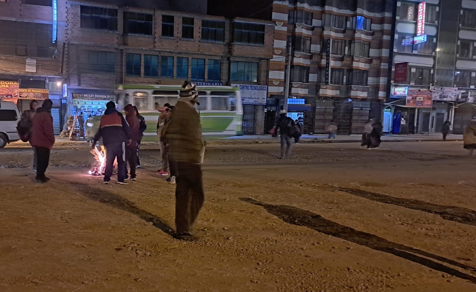 Policía registra 26 puntos de bloqueo en El Alto y garantiza vía expedita hasta el aeropuerto