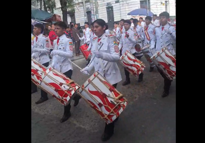 Inician desfiles escolares por el Día de la Reivindicación Marítima en La Paz
