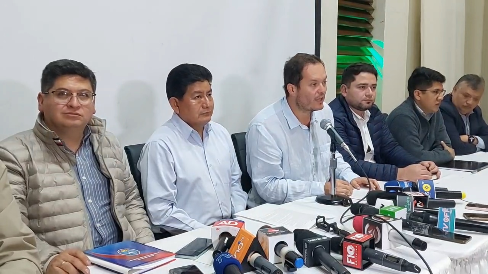 Gobierno y choferes logran acuerdo y se suspende el paro, garantizan provisión de combustible y subvención