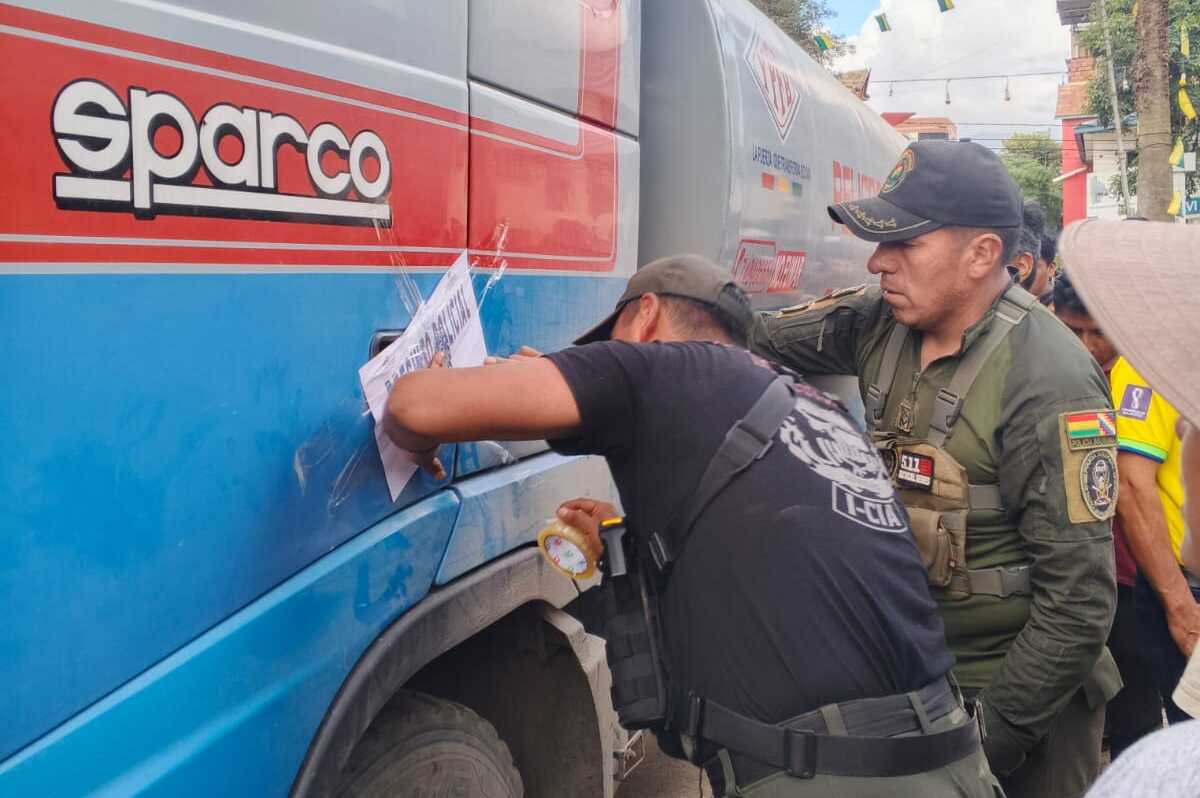 Aprehenden a conductores de dos cisternas que trasladaban ilegalmente combustible en Caranavi