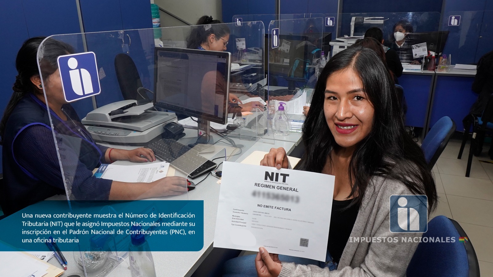Contribuyente tramitando el NIT para su negocio. Foto: SIN