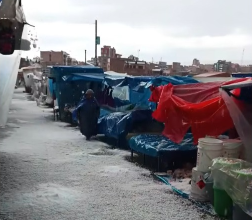 Granizo que cayó en la feria 16 de Julio, El Alto. Captura: RRSS