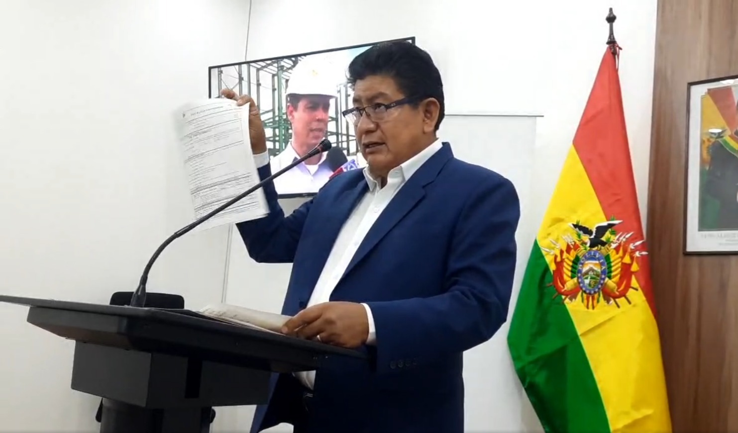 El ministro de Obras Públicas, Edgar Montaño, en conferencia de prensa.