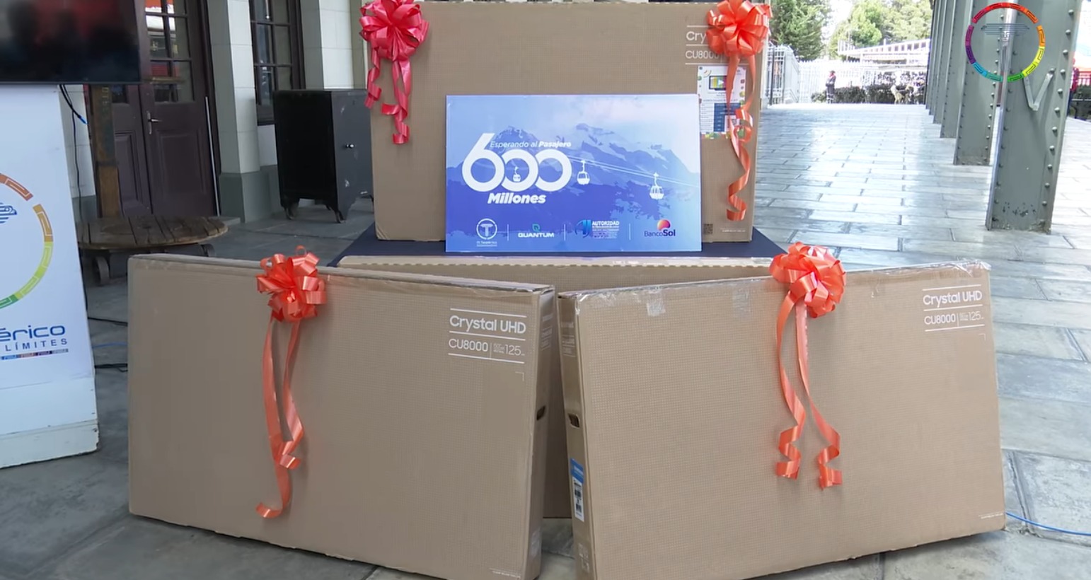 Premian con televisores y una moto a ganadores de la promoción “Esperando al pasajero 600 millones” de Mi Teleférico