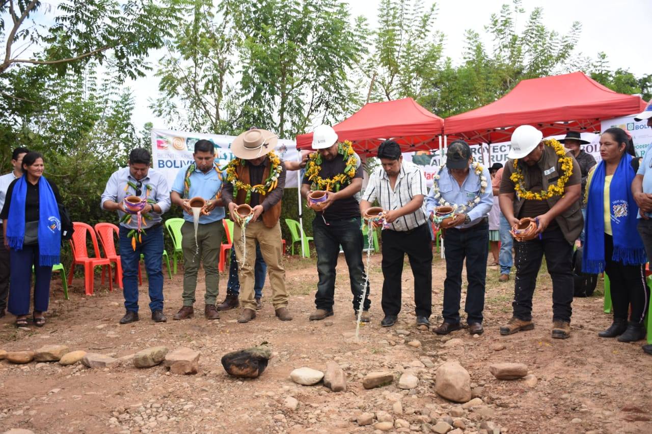 Acto simbólico de inicio de obra de un puente vehicular en el Chaco chuquisaqueño. Foto: MDRyT