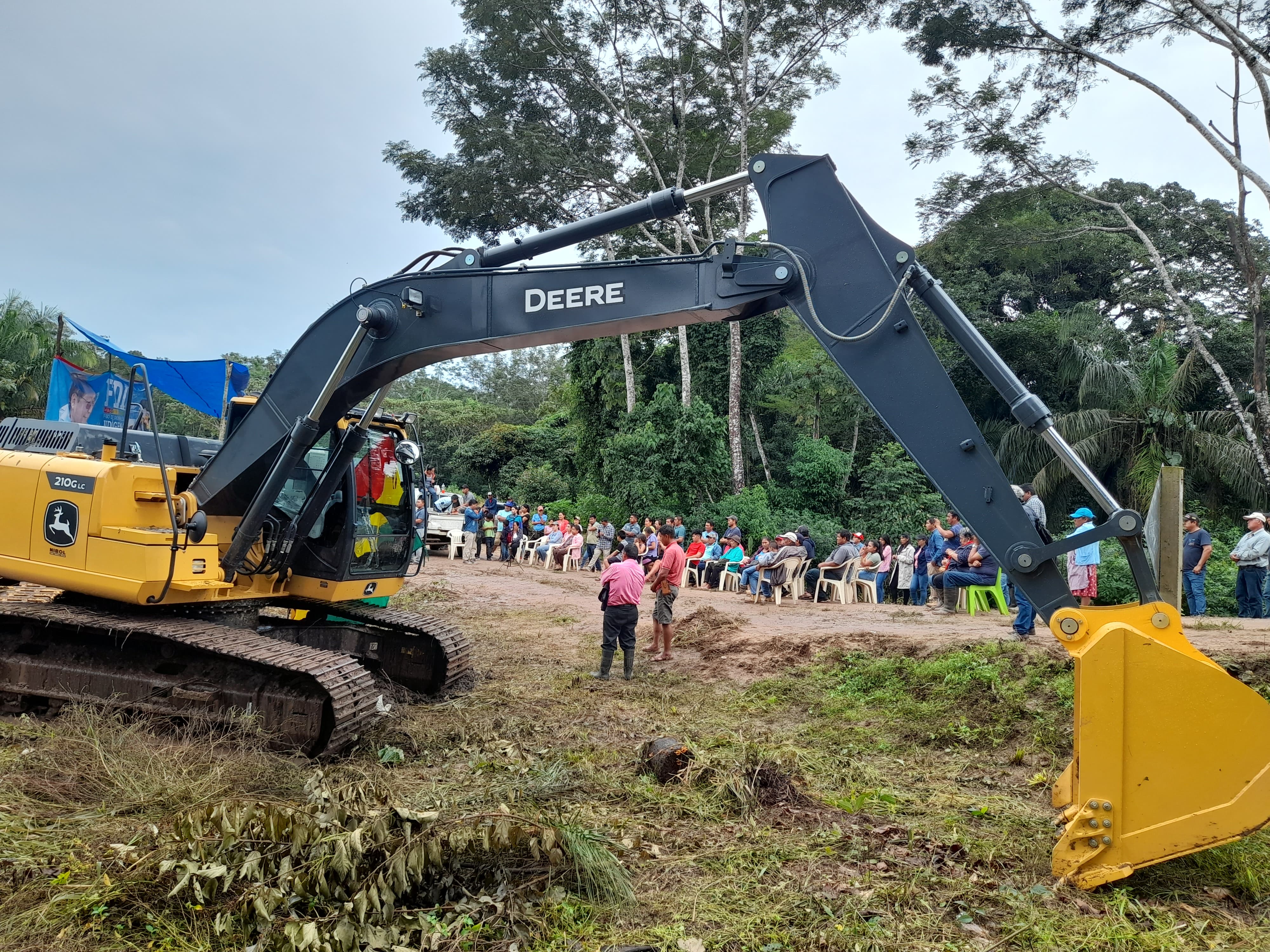 En Santa Cruz entrega maquinaria y tres puentes para mejorar la producción por Bs 4,3 millones