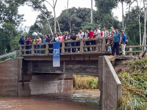 En Santa Cruz entregan tres puentes y maquinaria para construir 50 atajados