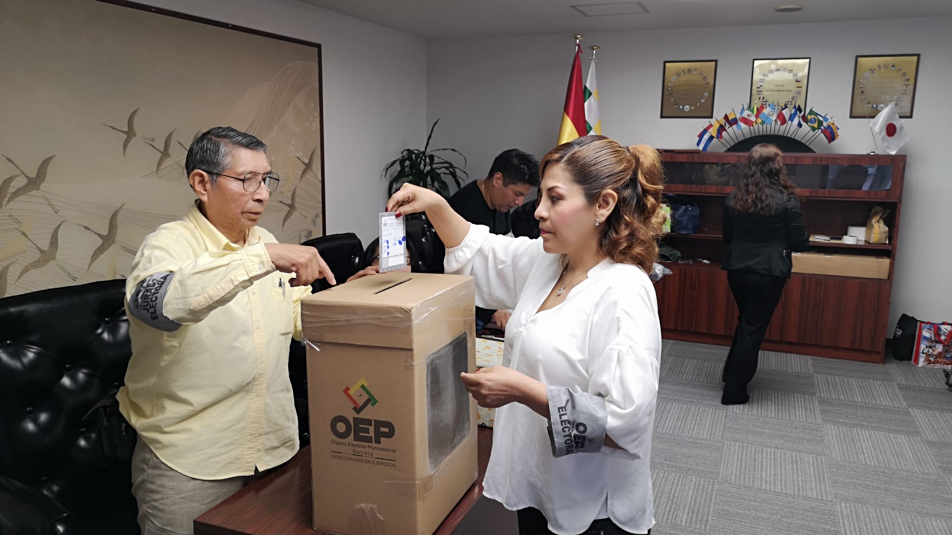 BCB desembolsa $us 421.133 para el voto en el exterior