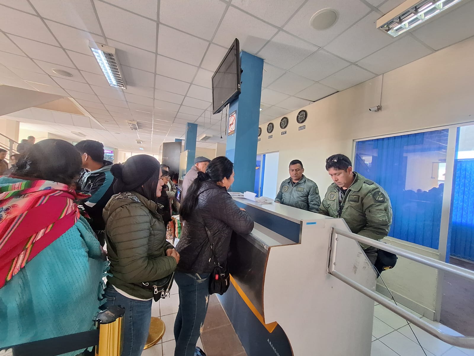 Activan puentes aéreos solidarios entre La Paz y Apolo entre este viernes y sábado