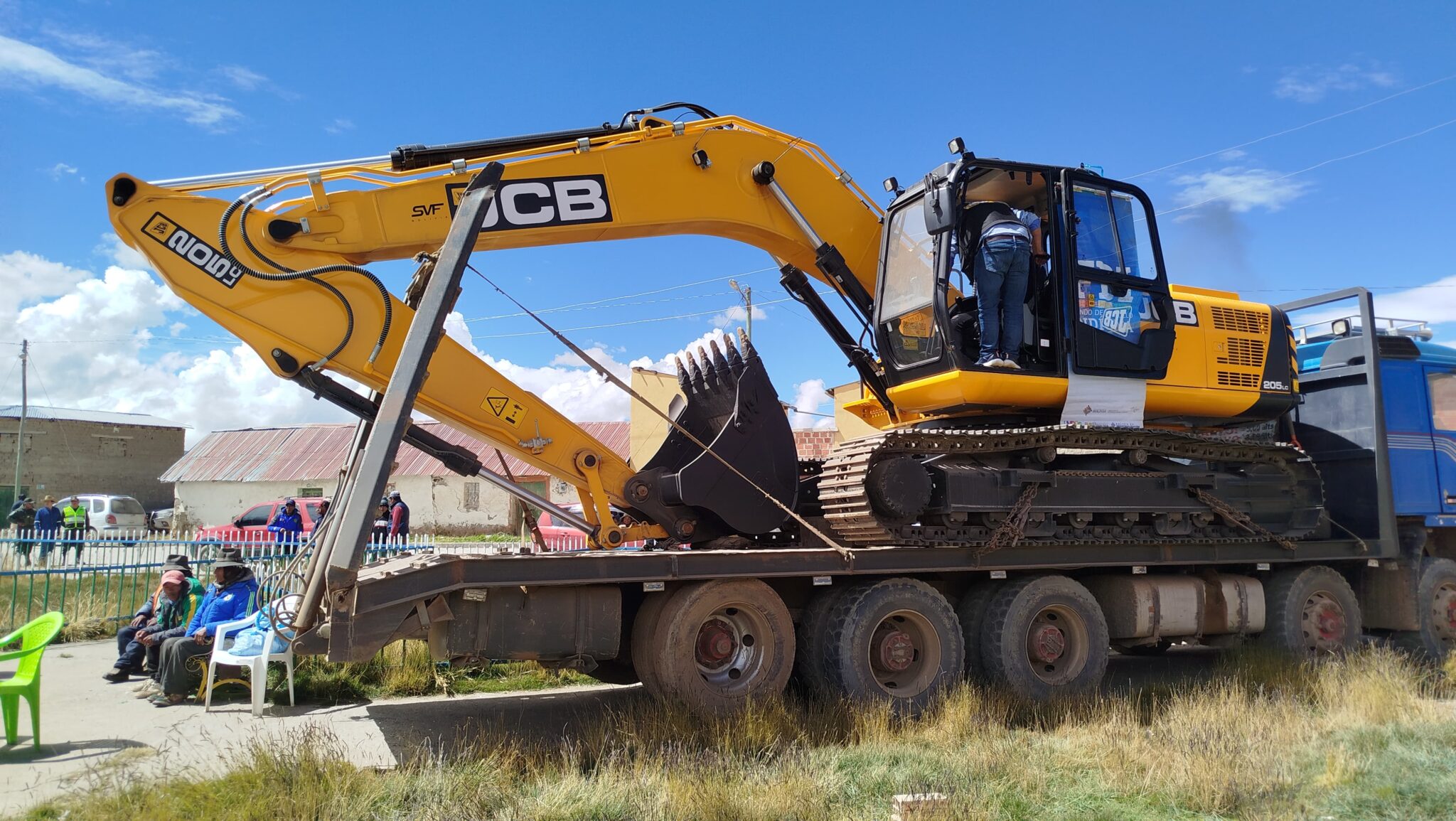 FDI entrega maquinaria al municipio de Pelechuco para construcción de reservorios destinados al consumo animal. Foto: FDI