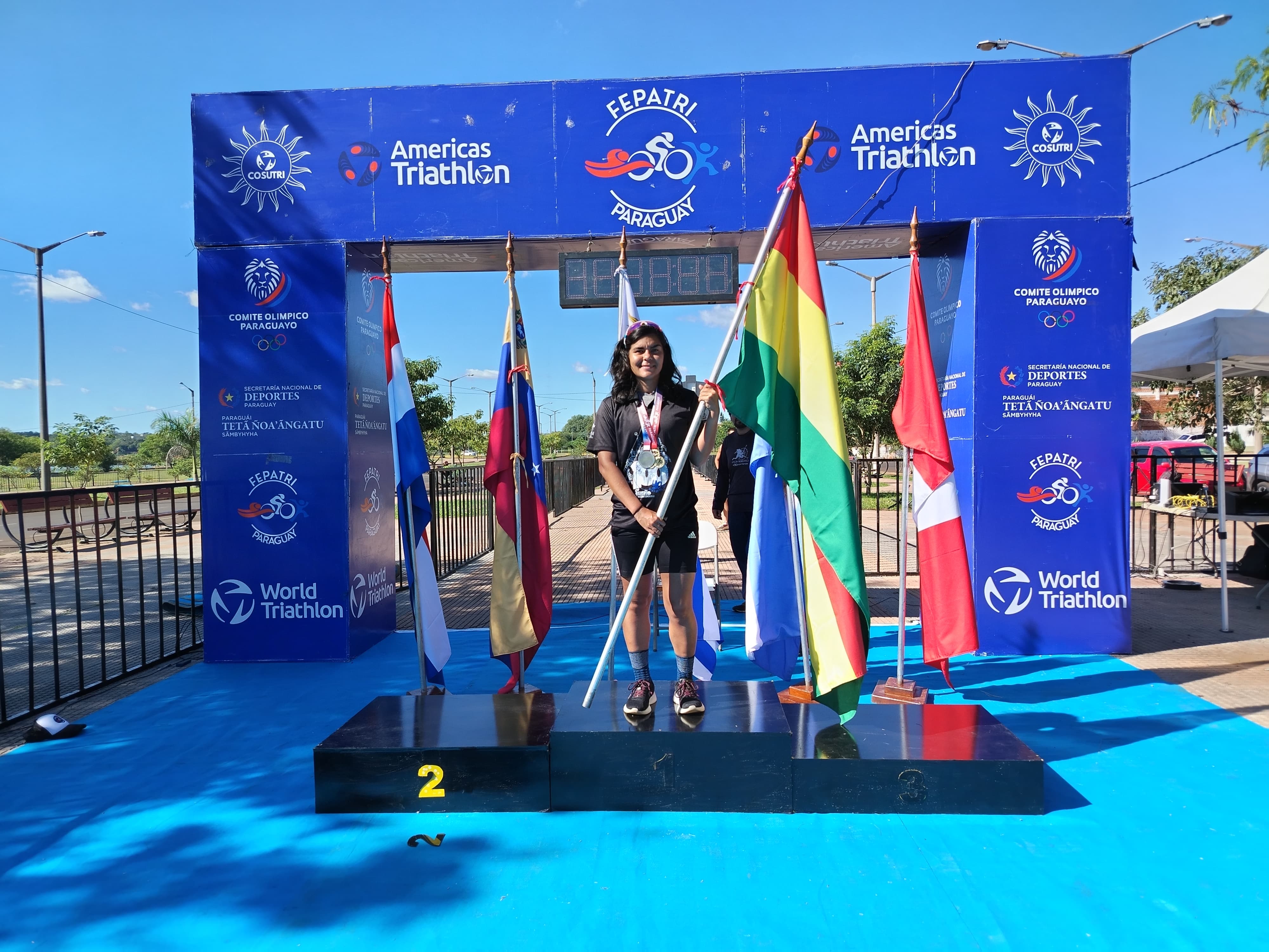 Del coma al podio: Triatleta Marjim Soto gana medalla de oro en Paraguay y hace realidad el Sueño Bicentenario