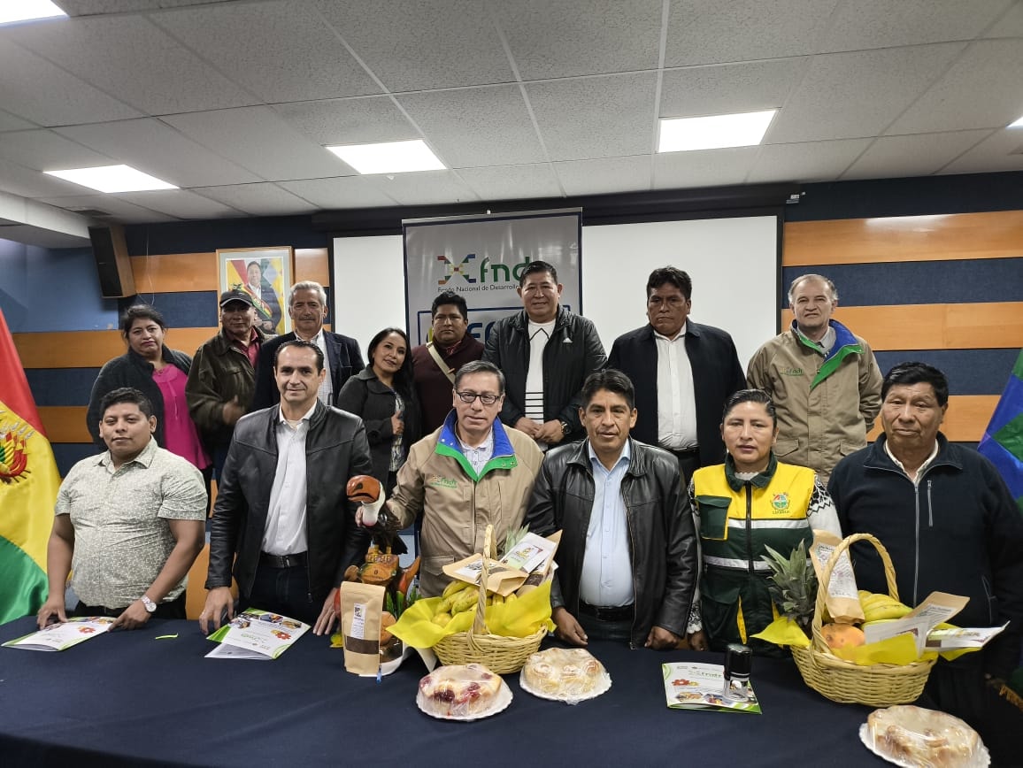 FNDR suscribe contratos de financiamiento para obra y equipamiento con los municipios de Caranavi, Magdalena y San Juan. Foto: FNDR 