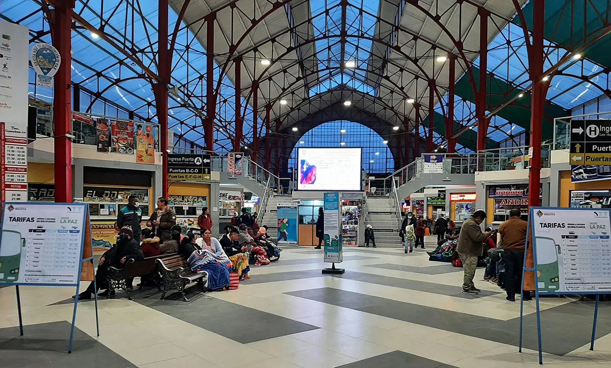 Terminal de La Paz suspenden salida de buses a Cochabamba y Santa Cruz por bloqueo en Parotani