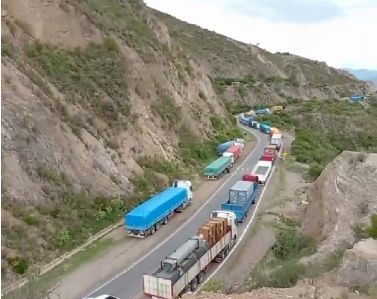 Bloqueos en Cochabamba perjudican el abastecimiento de combustible a oriente y occidente