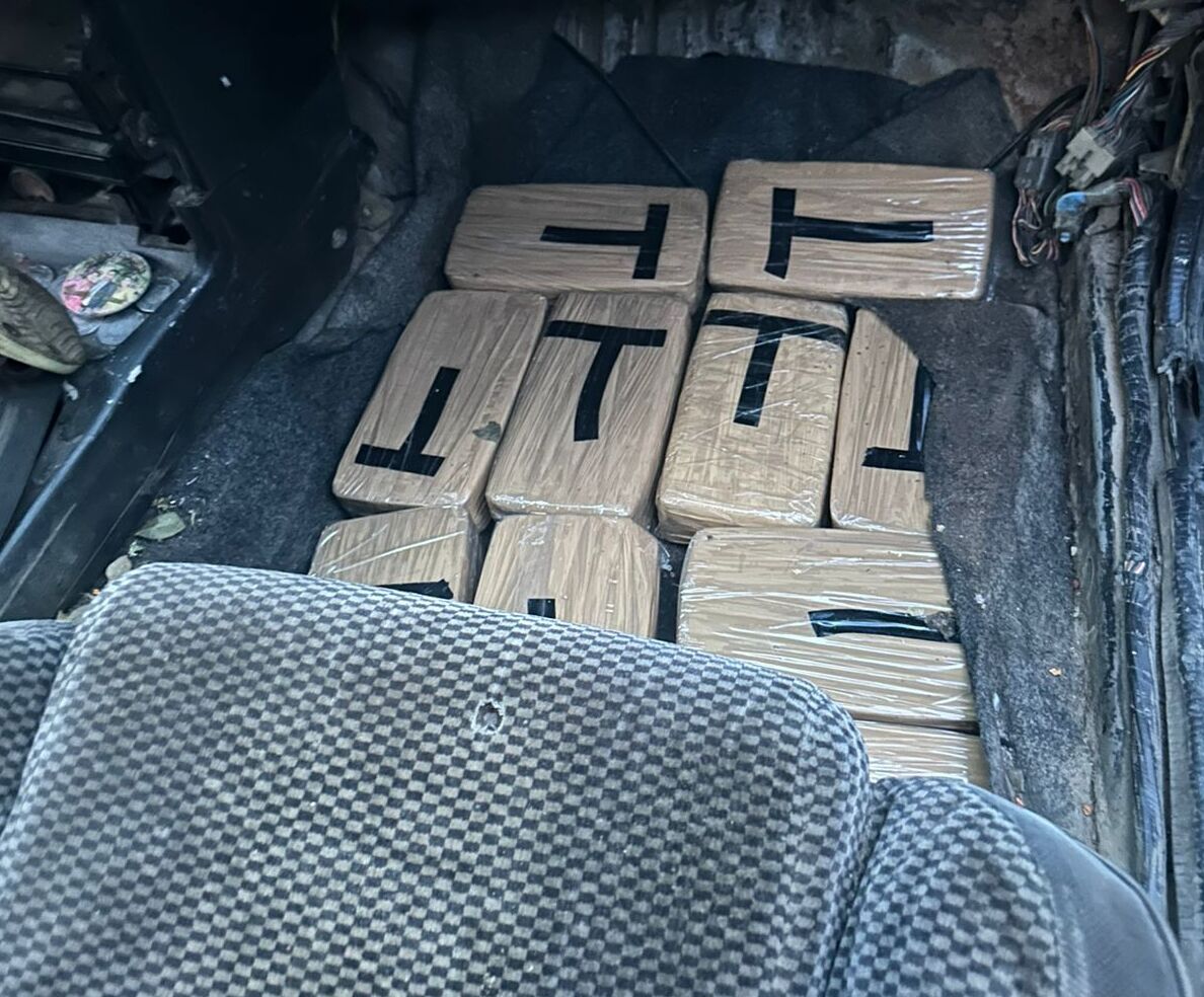 Felcn incauta más de 40 kilos de cocaína y aprehende a dos personas en Santa Cruz