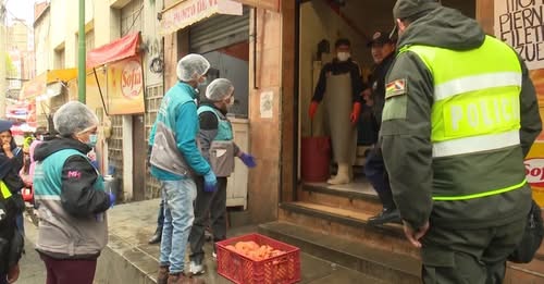 En populosa zona comercial de La Paz comisan 35 kilogramos de salchicha y carne en mal estado