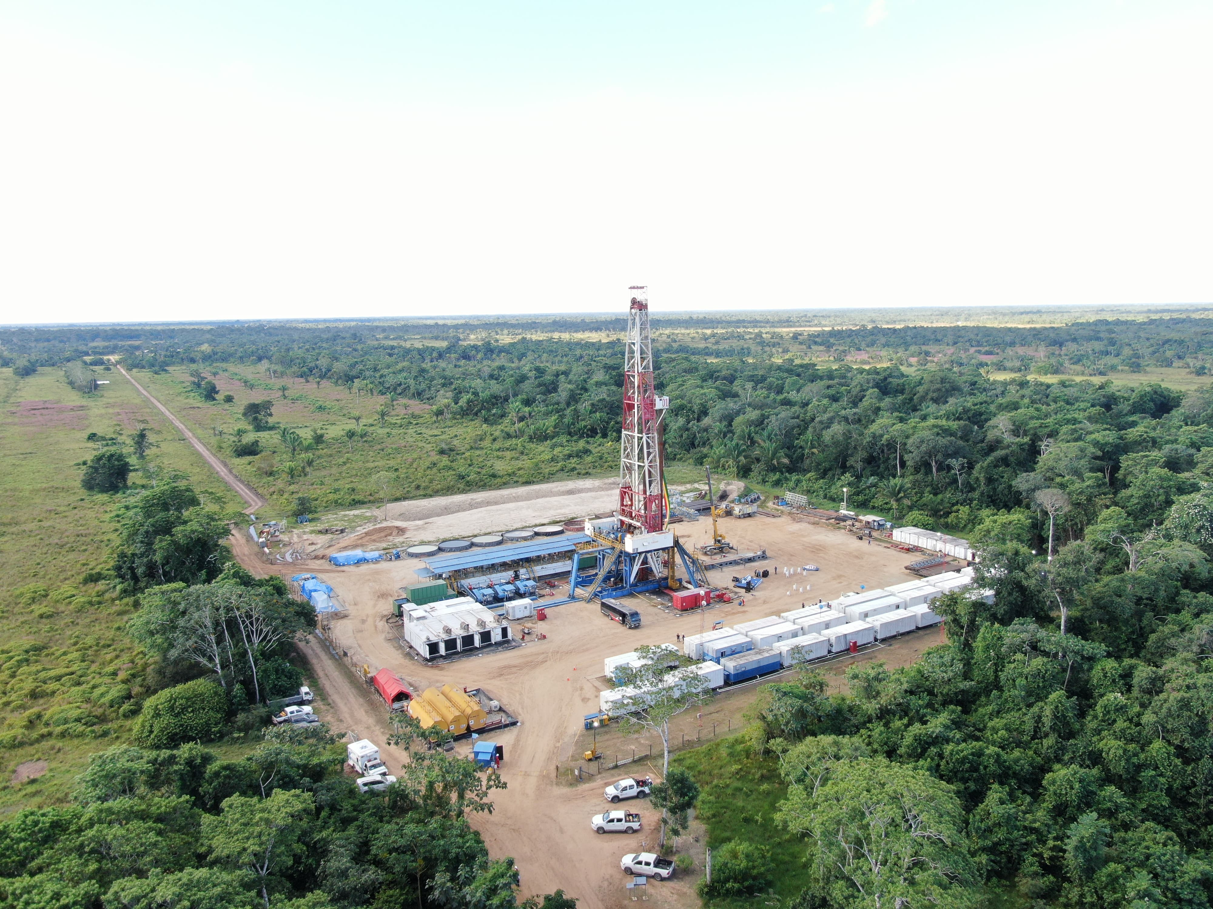 En pozo exploratorio Sirari West X1 se descubre petróleo, un caudal de 300 barriles por día