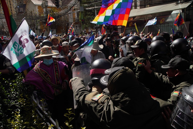 Evistas rompen dos cordones de seguridad con violencia y la Policía retomó el control con usos de agentes químicos