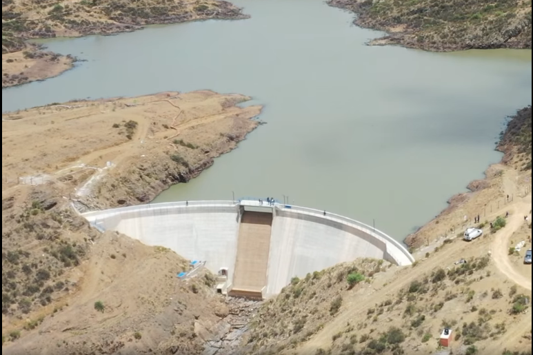 Gobierno garantiza producción alimentaria en Yotala con una presa y sistema de riego