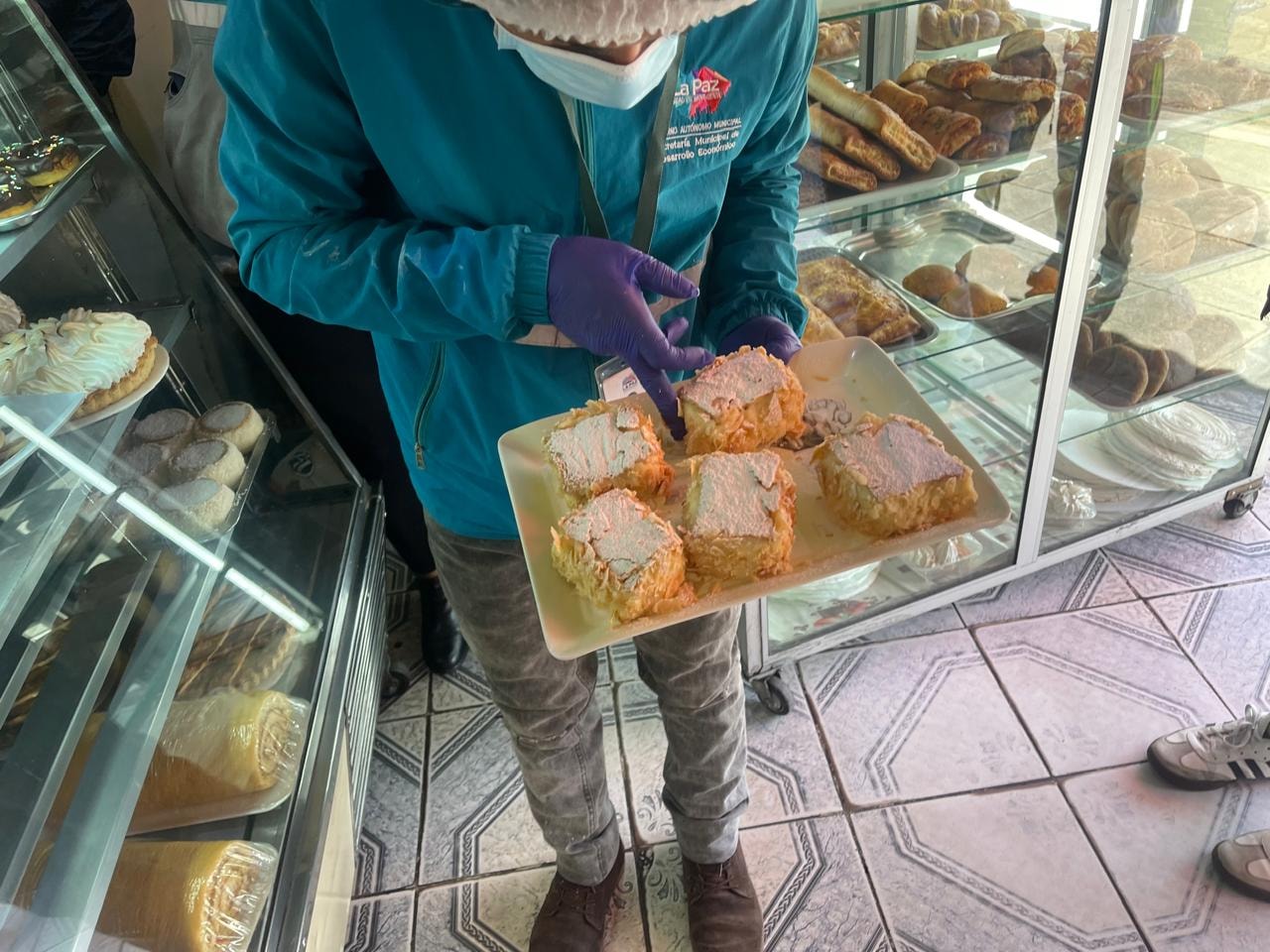 Operativos hallan masas contaminadas y cucarachas en pastelerías de Miraflores, San Pedro y Sopocachi