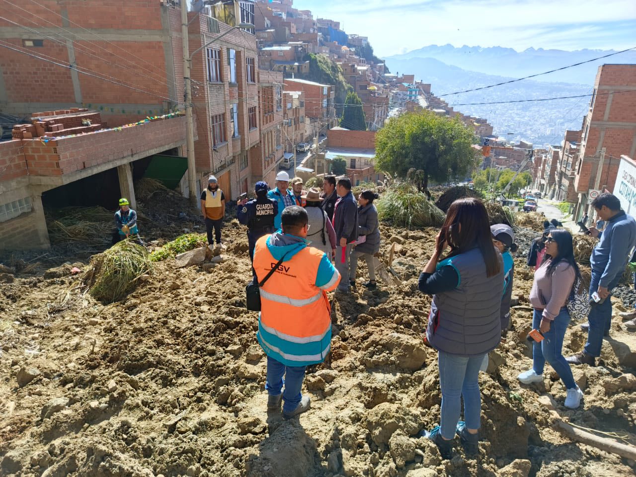 Deslizamiento de magnitud en Alto Tacagua obliga a evacuar a familias de cinco viviendas