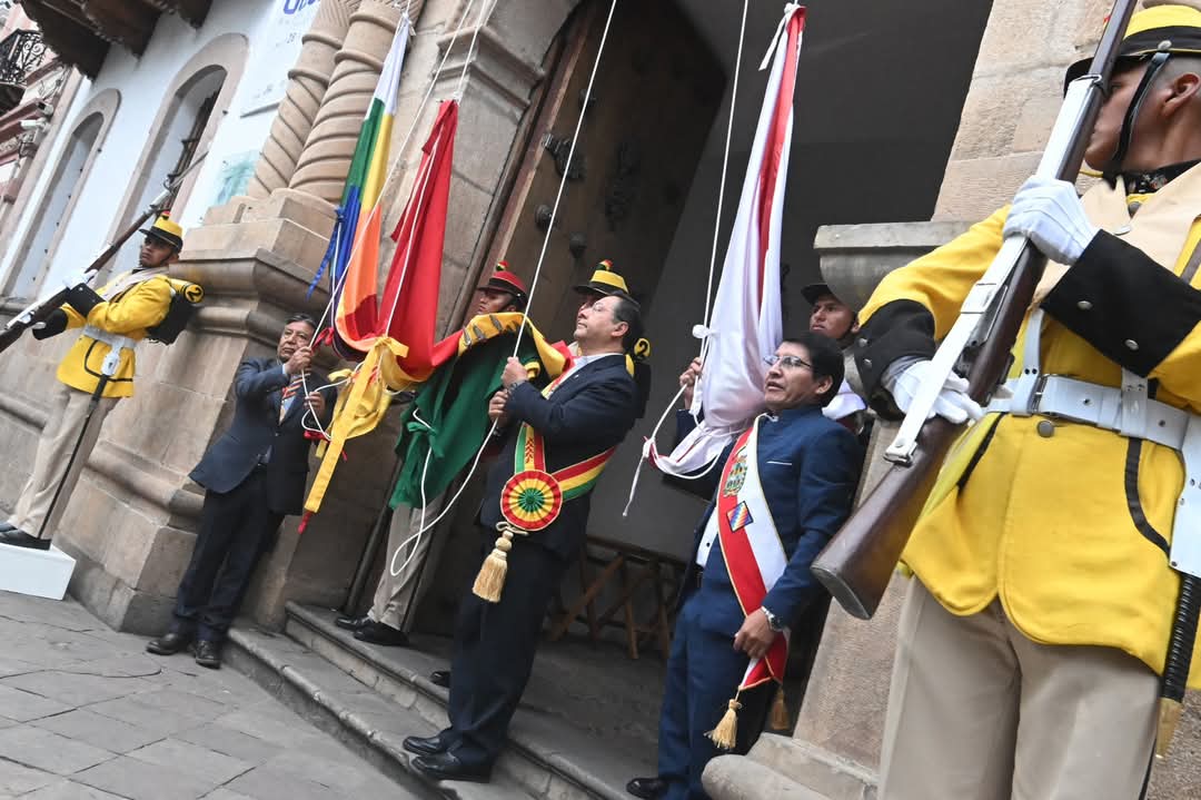 Arce rinde homenaje al 216 aniversario de la gesta libertaria de Chuquisaca con ofrenda floral e iza de las banderas 