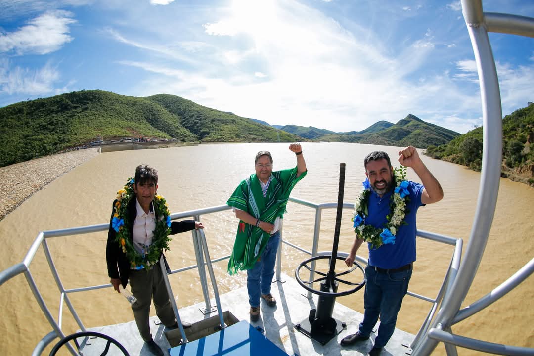 Padilla inaugura 90 viviendas e inicia construcción de un sistema de agua con una inyección de Bs 92 millones