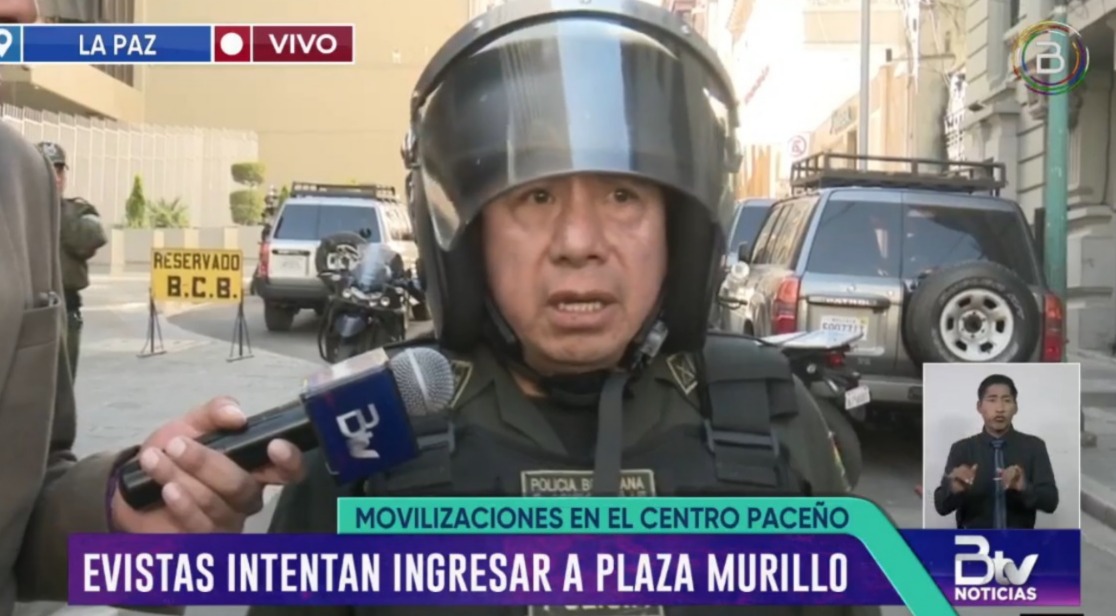 Violento intento de ingreso de evistas a plaza Murillo deja dos policías heridos